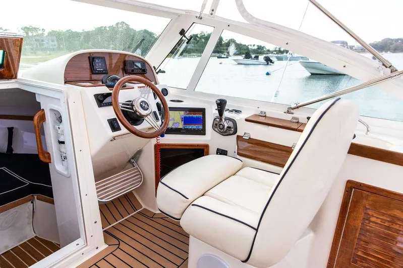 Given To Fly Yacht Photos Pics 2021 Hunt Yachts Harrier 26 interior with luxurious helm and navigation equipment.