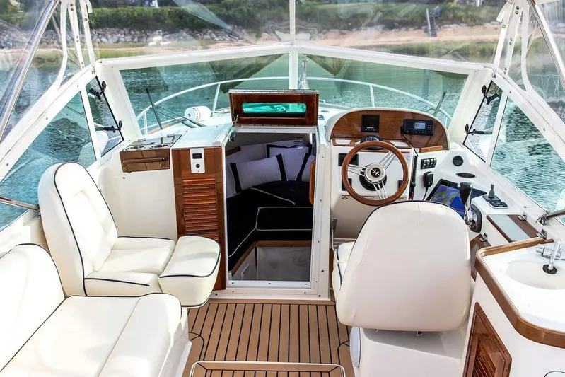Given To Fly Yacht Photos Pics 2021 Hunt Yachts Harrier 26 interior with elegant seating and modern helm controls.