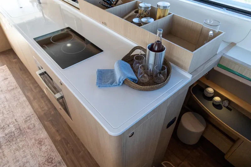 Aquila 42 Yacht Photos Pics 