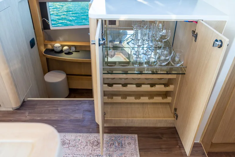 Aquila 42 Yacht Photos Pics 