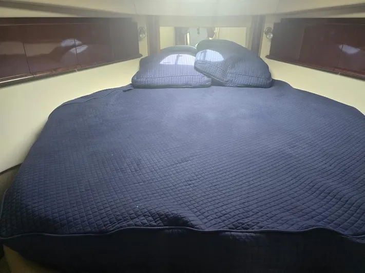  Yacht Photos Pics Interior cabin of 2008 Sea Ray 40 Sundancer with blue bedding.