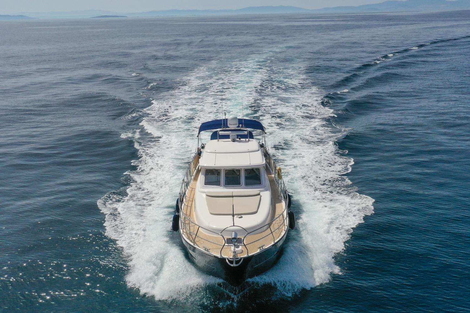 Elling E4 Ultimate 2014 yacht cruising on open water, leaving a wake behind.