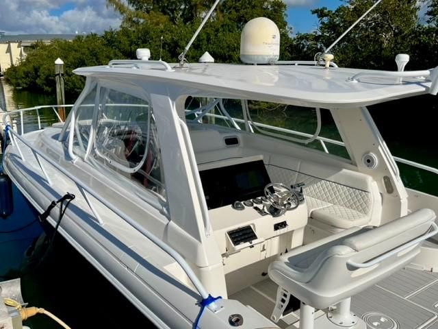 2009 Intrepid 390 Sport Yacht