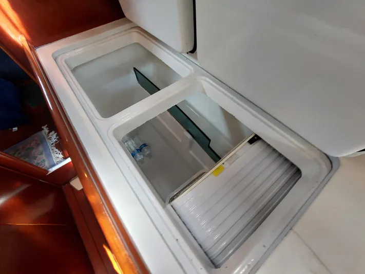 Wind & Wine Yacht Photos Pics Beneteau Oceanis 42CC 2002 yacht interior storage compartments.