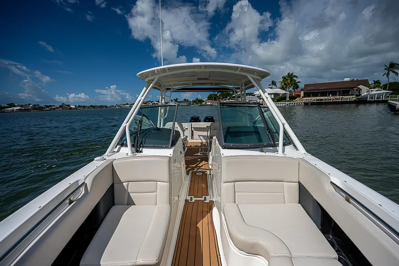  Yacht Photos Pics 2018 Boston Whaler 270 Vantage boat on water, featuring spacious seating and sleek design.