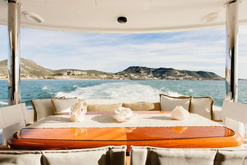 3w Yacht Photos Pics Luxurious Horizon 74 Motoryacht 2010 with scenic ocean view and elegant dining setup.