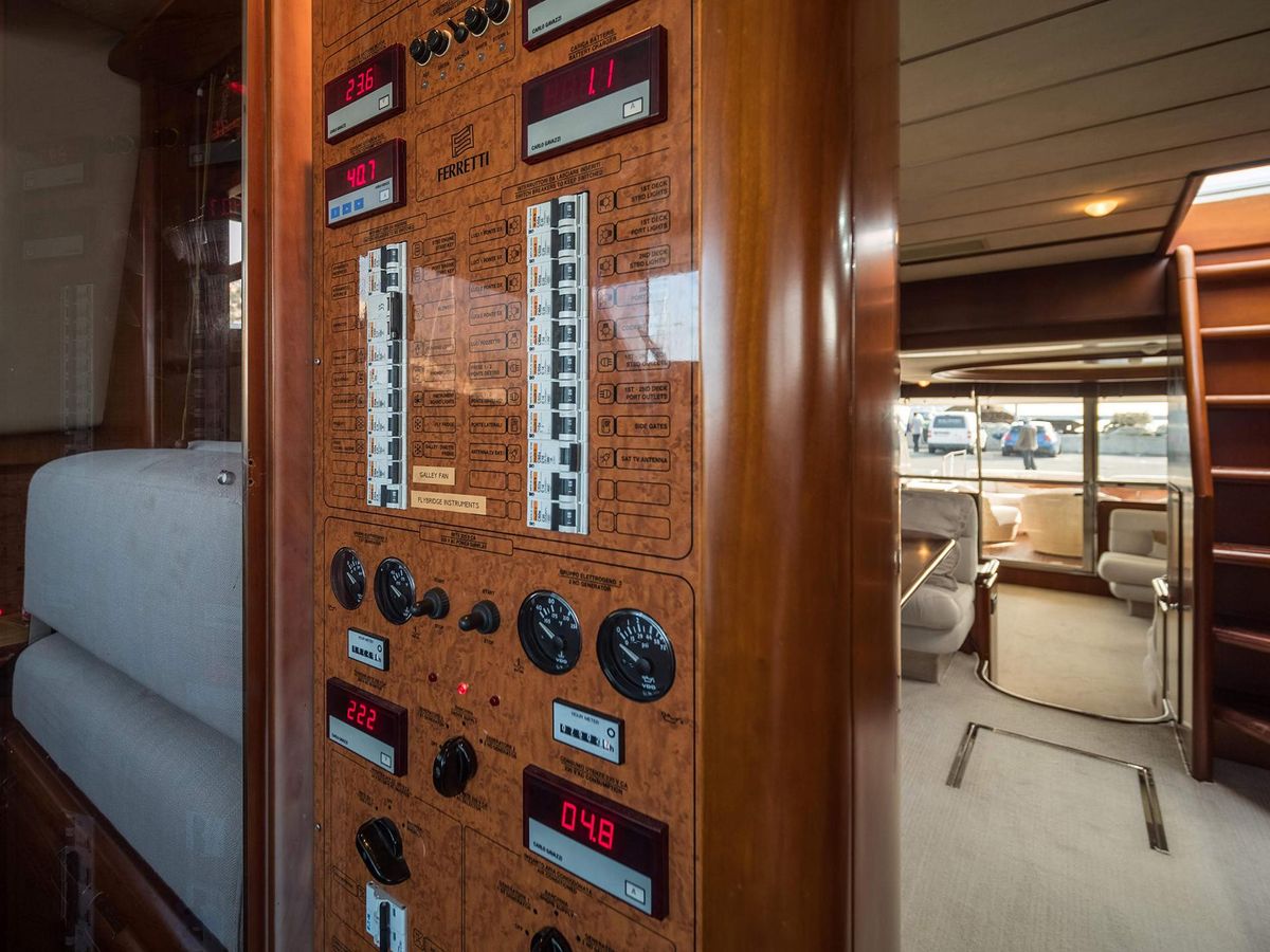 2001 Ferretti Yachts 82 