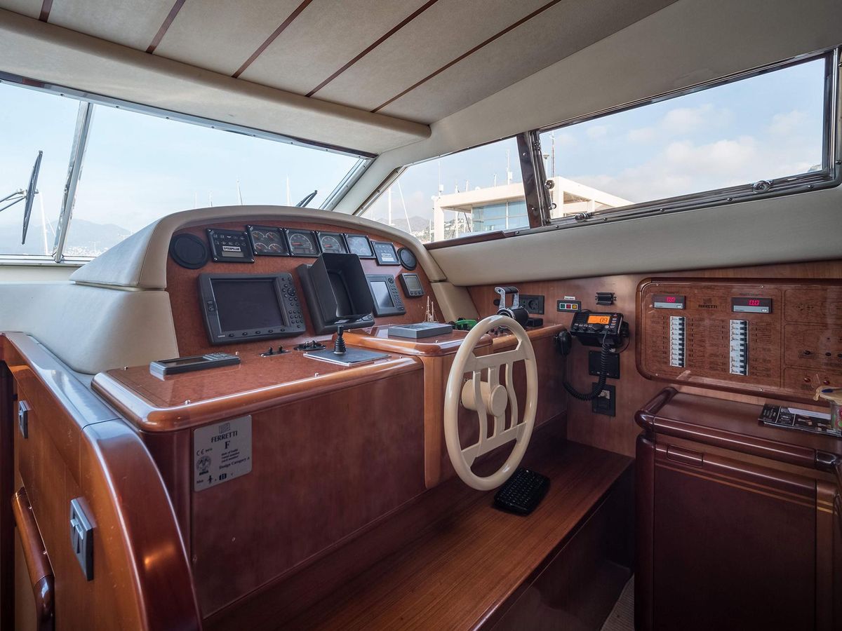 2001 Ferretti Yachts 82 