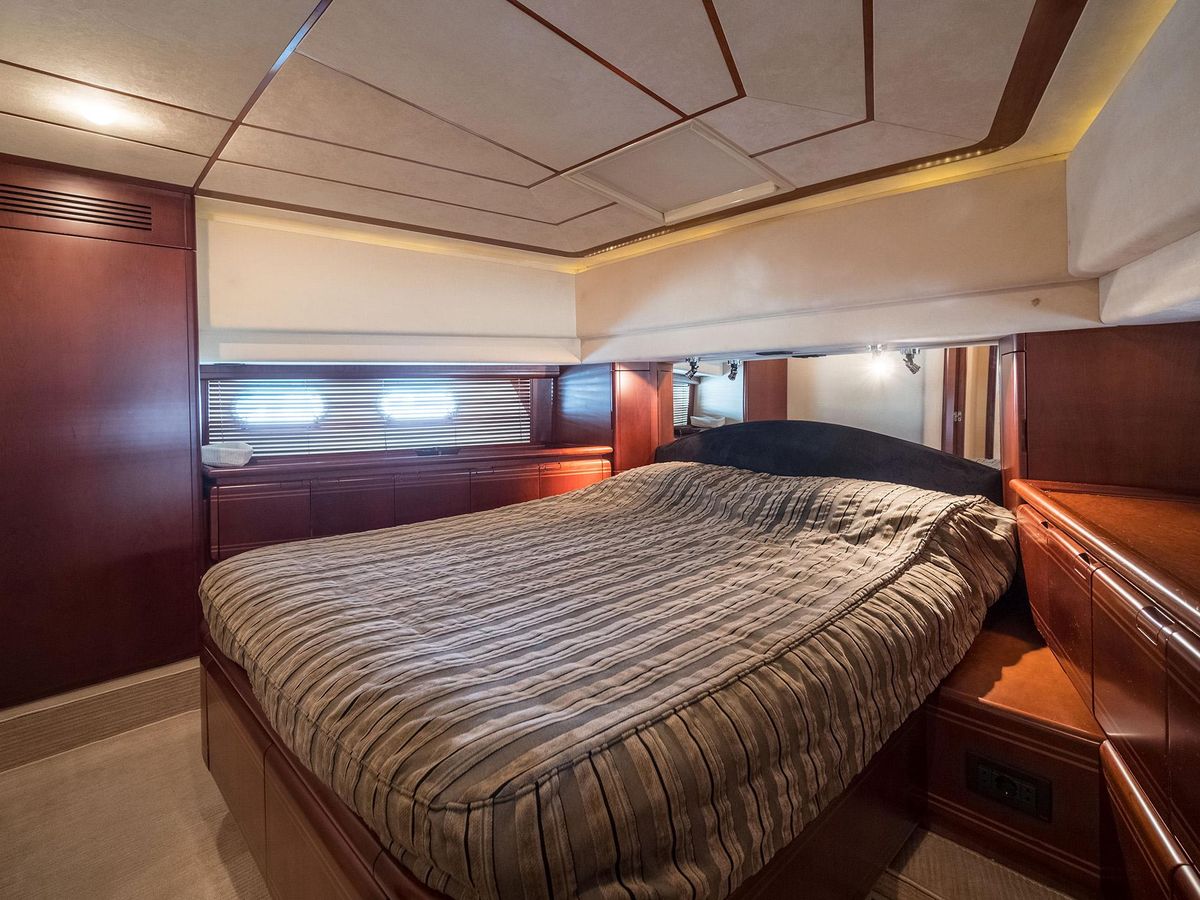 2001 Ferretti Yachts 82 