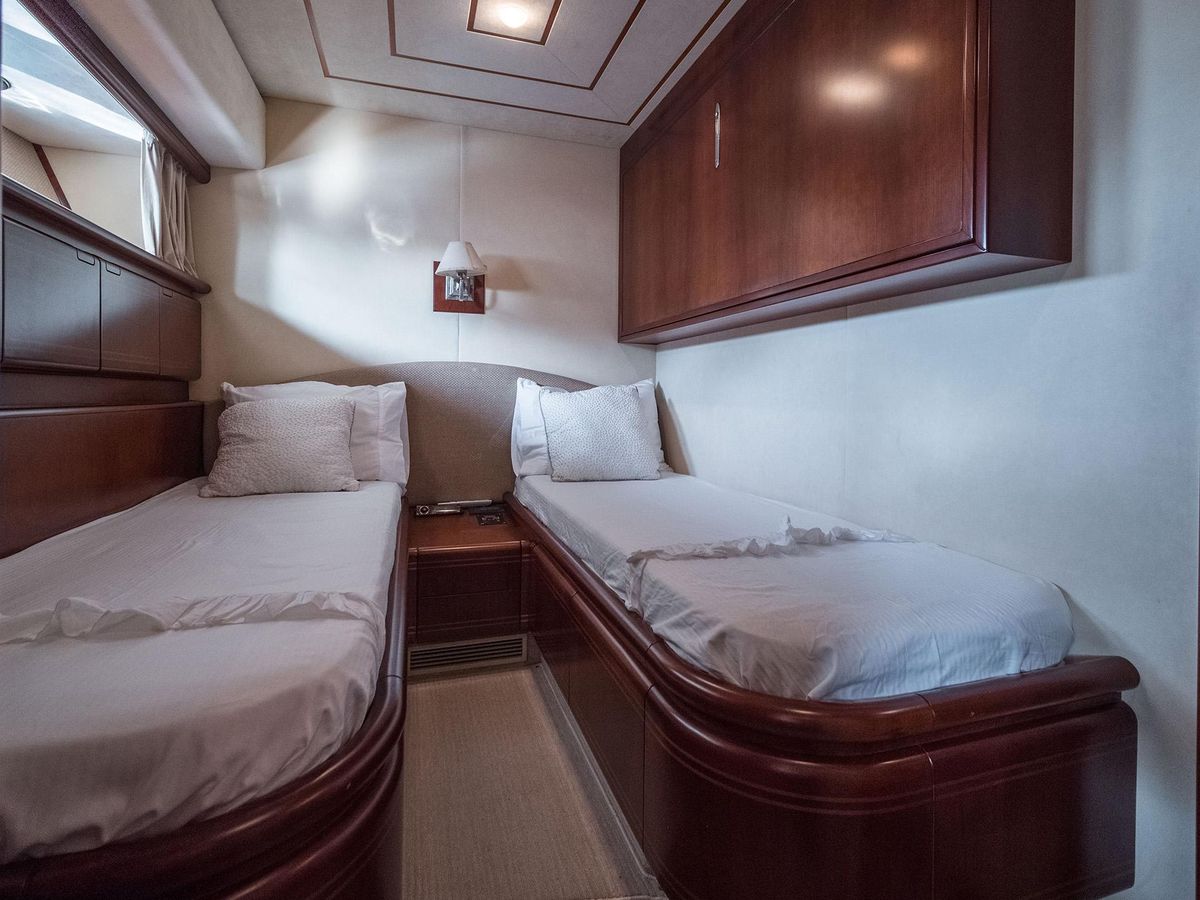 2001 Ferretti Yachts 82 