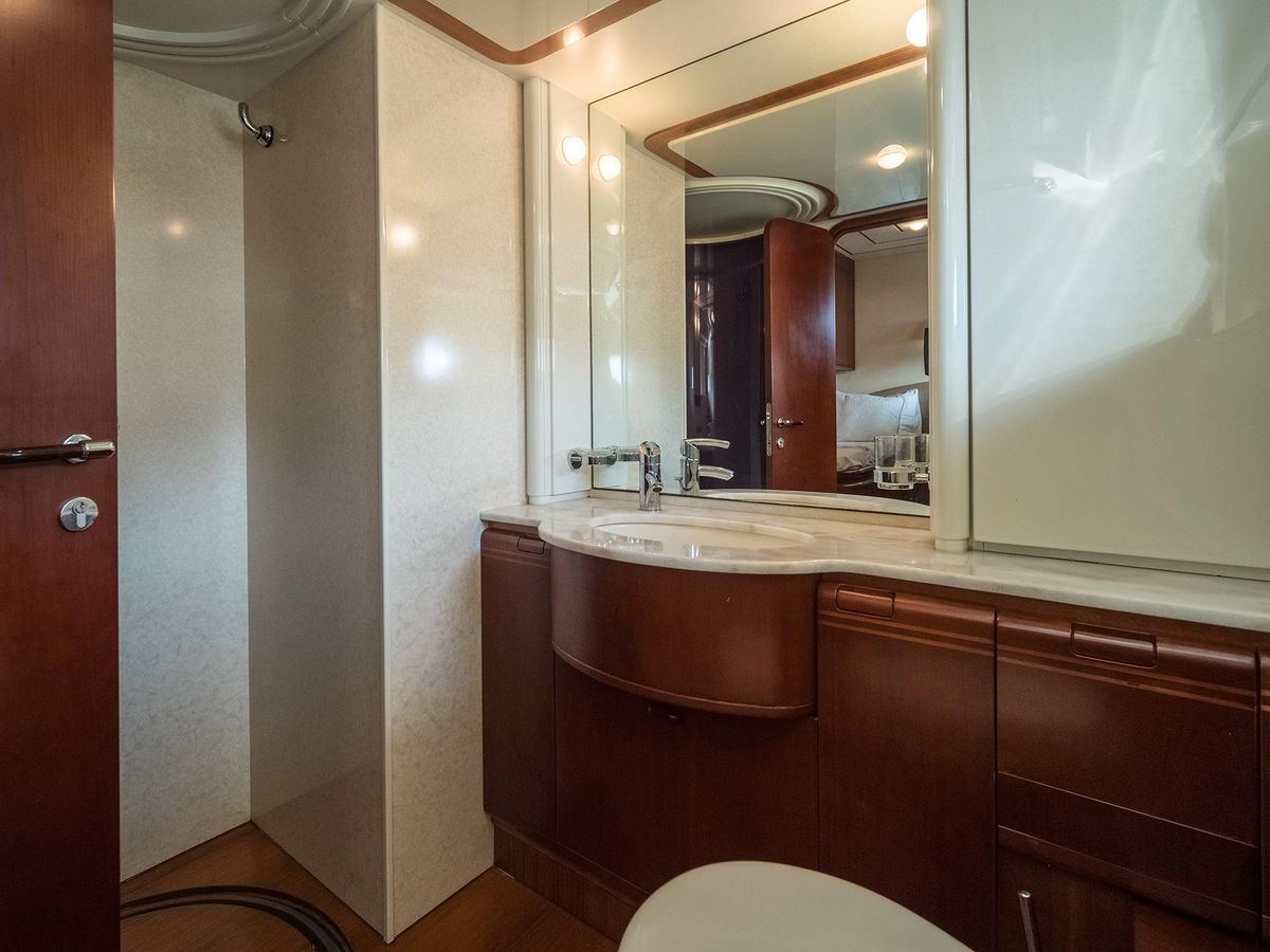 2001 Ferretti Yachts 82 