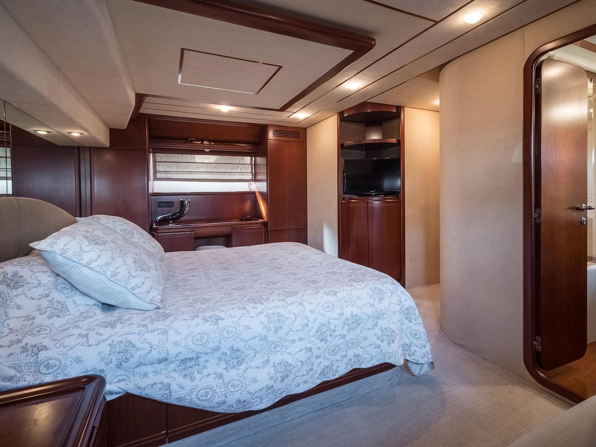 2001 Ferretti Yachts 82 