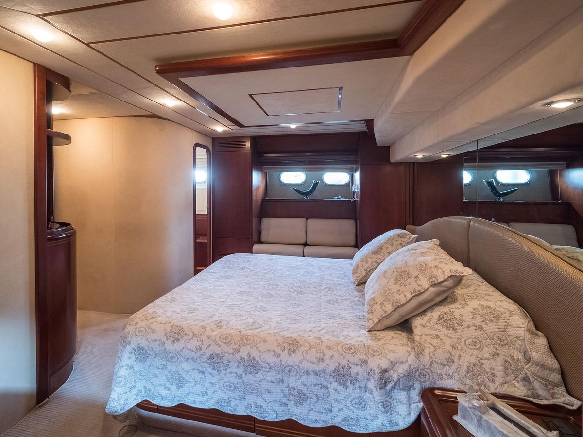 2001 Ferretti Yachts 82 