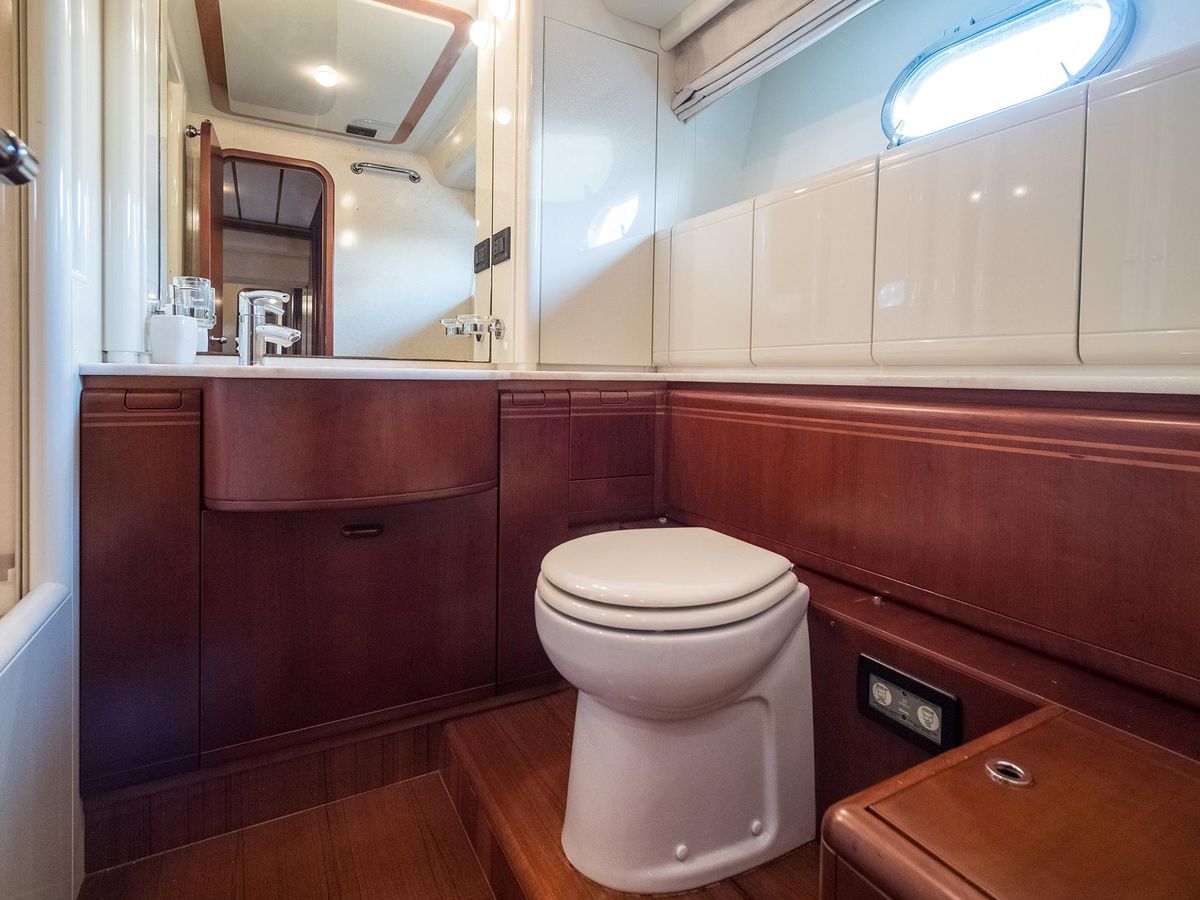 2001 Ferretti Yachts 82 