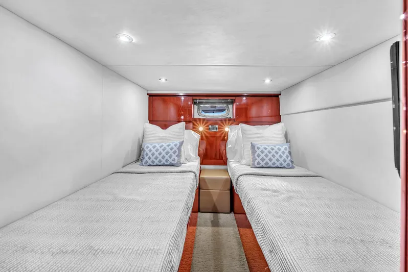  Yacht Photos Pics Interior cabin of 2010 Sea Ray 500 Sundancer with twin beds and modern lighting.