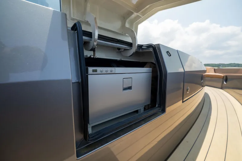 Grit Yacht Photos Pics Luxury yacht Steeler Bronson 67 Beachclub 2025 with built-in storage compartment.