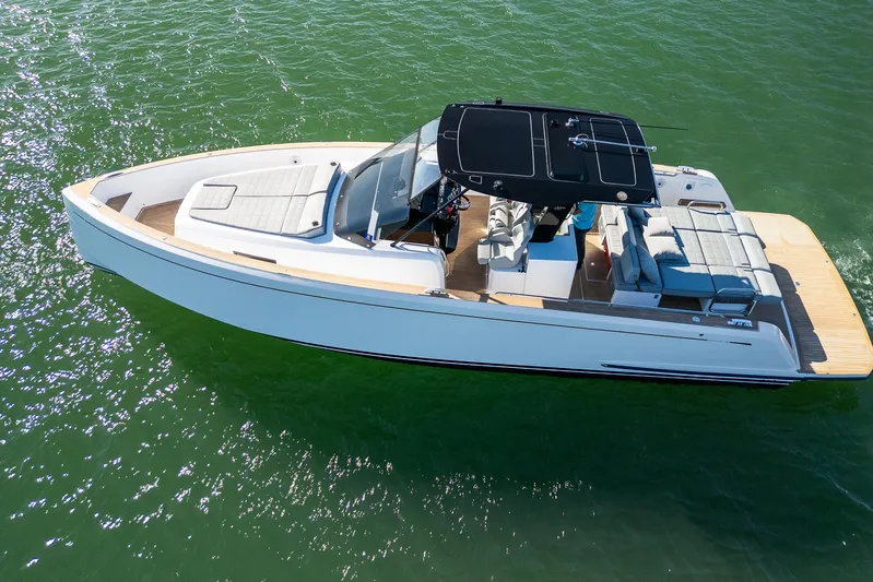 Bote Coco Yacht Photos Pics 2023 Pardo Yachts P38 cruising on green water, showcasing sleek design and modern features.