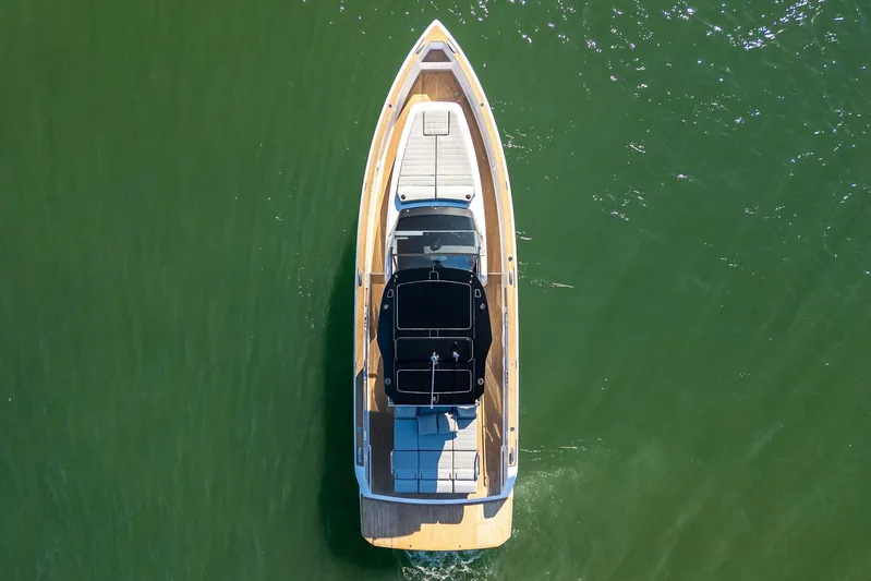 Bote Coco Yacht Photos Pics 2023 Pardo Yachts P38 cruising on green water, aerial view.