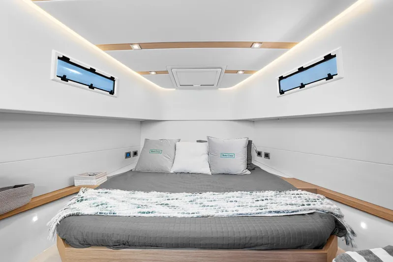 Bote Coco Yacht Photos Pics Luxurious cabin interior of 2023 Pardo Yachts P38, featuring modern design and cozy bedding.