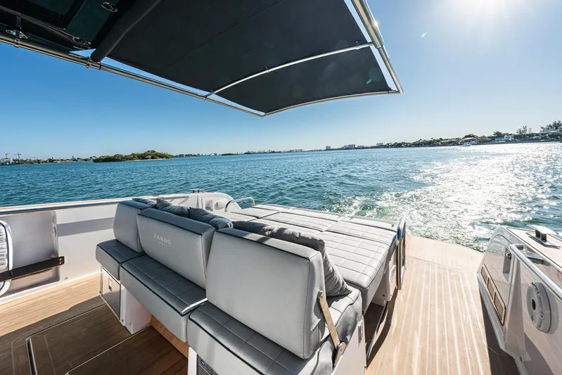 Bote Coco Yacht Photos Pics 2023 Pardo Yachts P38 with sunshade, luxurious seating, and scenic ocean view.