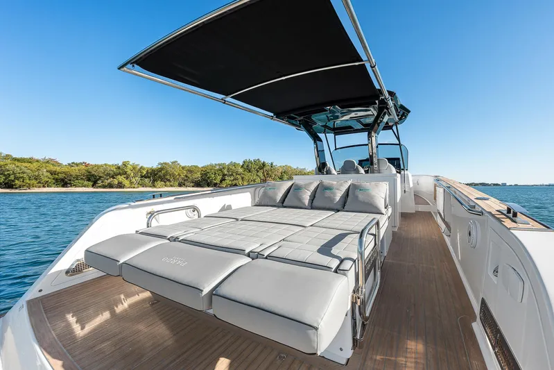 Bote Coco Yacht Photos Pics 2023 Pardo Yachts P38 with sunbed and canopy on open water.