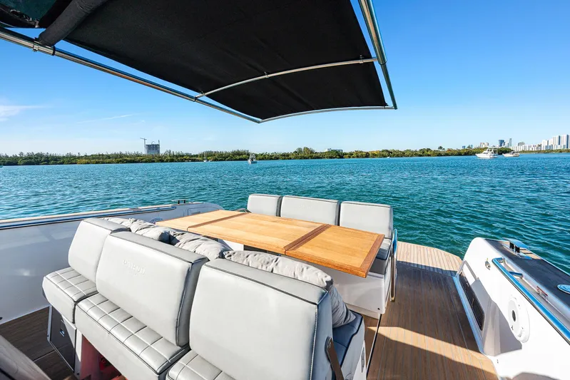 Bote Coco Yacht Photos Pics 2023 Pardo Yachts P38 with elegant seating and table on a sunny day.