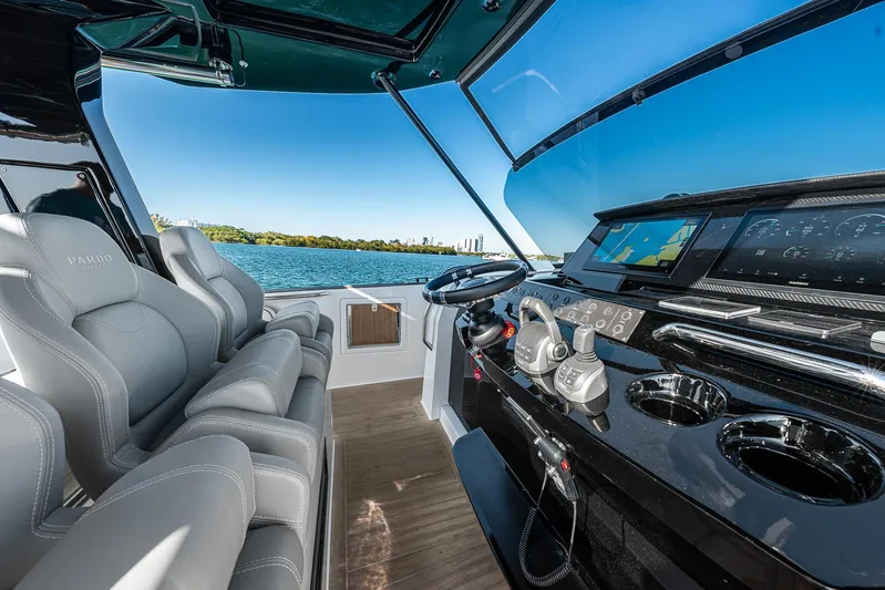 Bote Coco Yacht Photos Pics 2023 Pardo Yachts P38 cockpit with modern controls and luxurious seating.