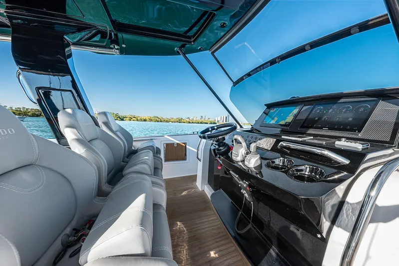 Bote Coco Yacht Photos Pics Luxurious interior of 2023 Pardo Yachts P38, featuring sleek design and advanced navigation controls.