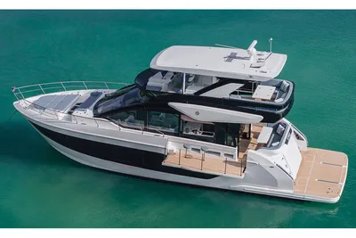 Cruisers Yachts 57 Fly