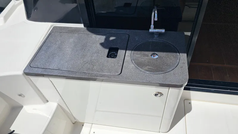 Just In Time Yacht Photos Pics 2016 Sea Ray 470 Sundancer outdoor kitchenette with sink and countertop.