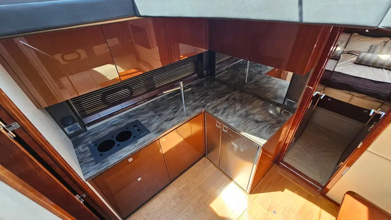 Just In Time Yacht Photos Pics Luxurious kitchen interior of 2016 Sea Ray 470 Sundancer yacht with modern amenities.