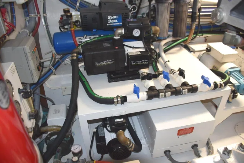 Ventura Yacht Photos Pics Livewell, Water Maker, and Plumbing