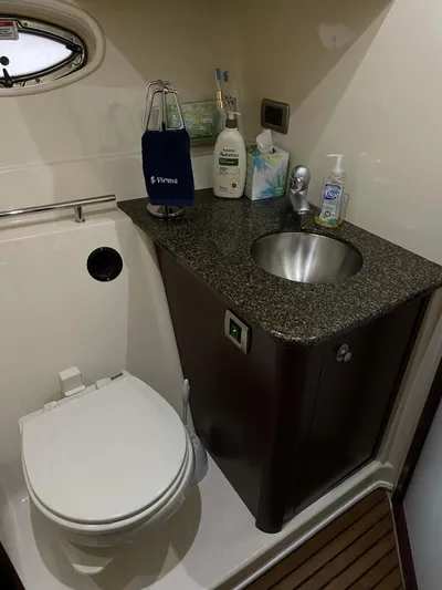  Yacht Photos Pics Luxurious bathroom of the 2007 Sea Ray 380 Sundancer yacht.