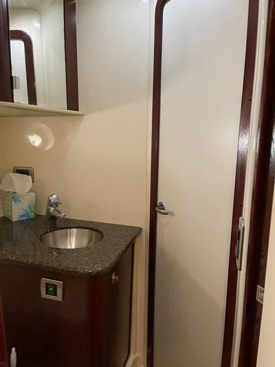  Yacht Photos Pics 2007 Sea Ray 380 Sundancer bathroom interior with sink.