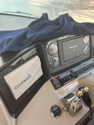  Yacht Photos Pics Sea Ray 380 Sundancer 2007 dashboard with Garmin and Raymarine equipment.