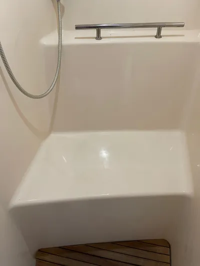  Yacht Photos Pics Interior of 2007 Sea Ray 380 Sundancer with shower.