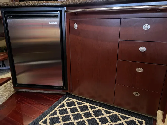  Yacht Photos Pics Sea Ray 380 Sundancer 2007 kitchen area with fridge and cabinets.