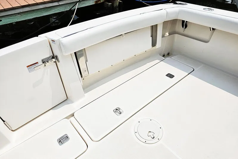 Fidgit Yacht Photos Pics 2006 Tiara Yachts 2900 Open Classic boat deck with storage compartments.