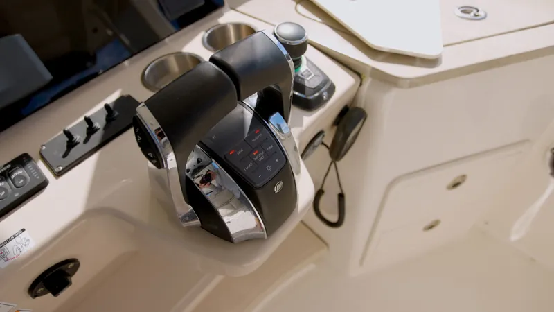 350 Realm Yacht Photos Pics 