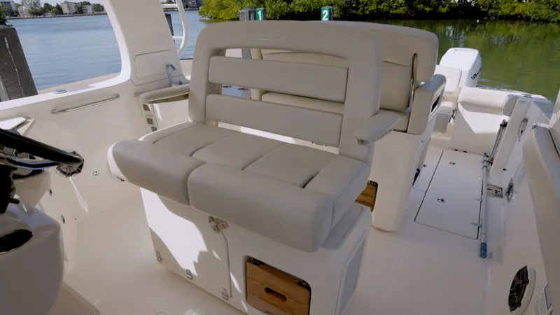 350 Realm Yacht Photos Pics 