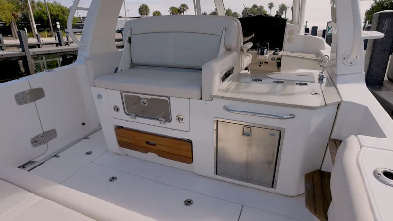 350 Realm Yacht Photos Pics 