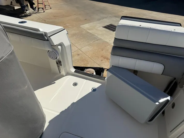 Deadicated Yacht Photos Pics 2019 Regulator 31 boat interior with seating and deck details.