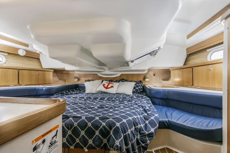 Blue Moon Yacht Photos Pics Interior of 2004 Catalina 400 MkII yacht with cozy bed and nautical decor.