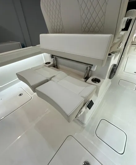 Wcn 55877 280ccx Yacht Photos Pics 2025 World Cat 280 CCX boat interior with luxurious seating and modern design.