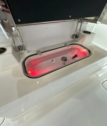 Wcn 55877 280ccx Yacht Photos Pics 2025 World Cat 280 CCX boat with illuminated livewell and cup holders.