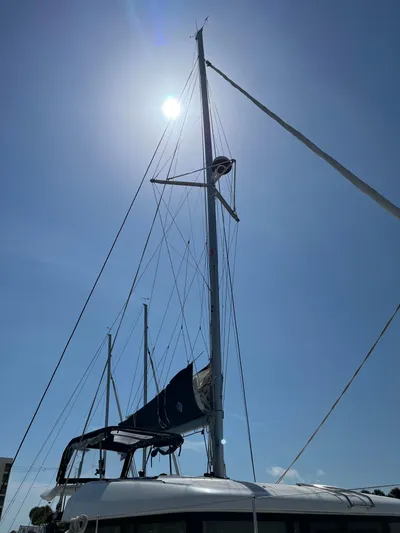  Yacht Photos Pics Sailing yacht Lagoon 40, 2023 model, with sunlit mast against clear blue sky.