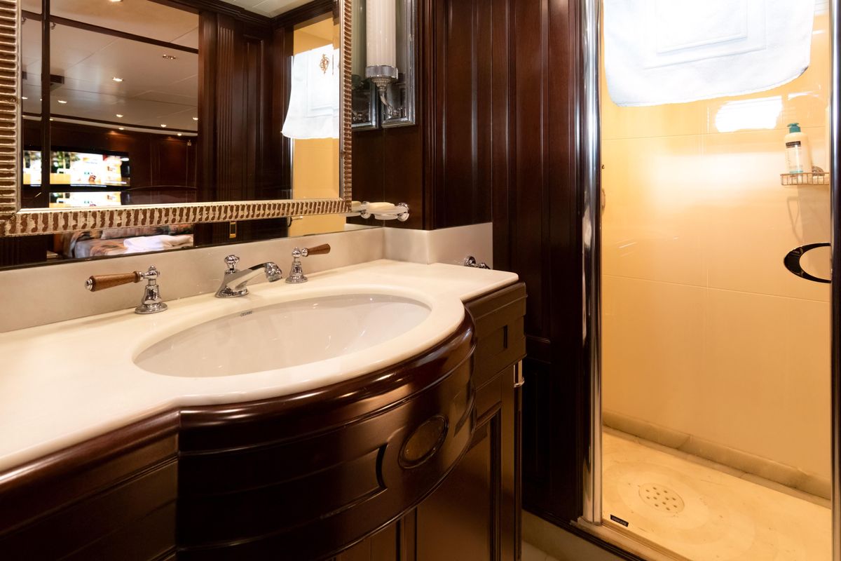 2004 Benetti 101 