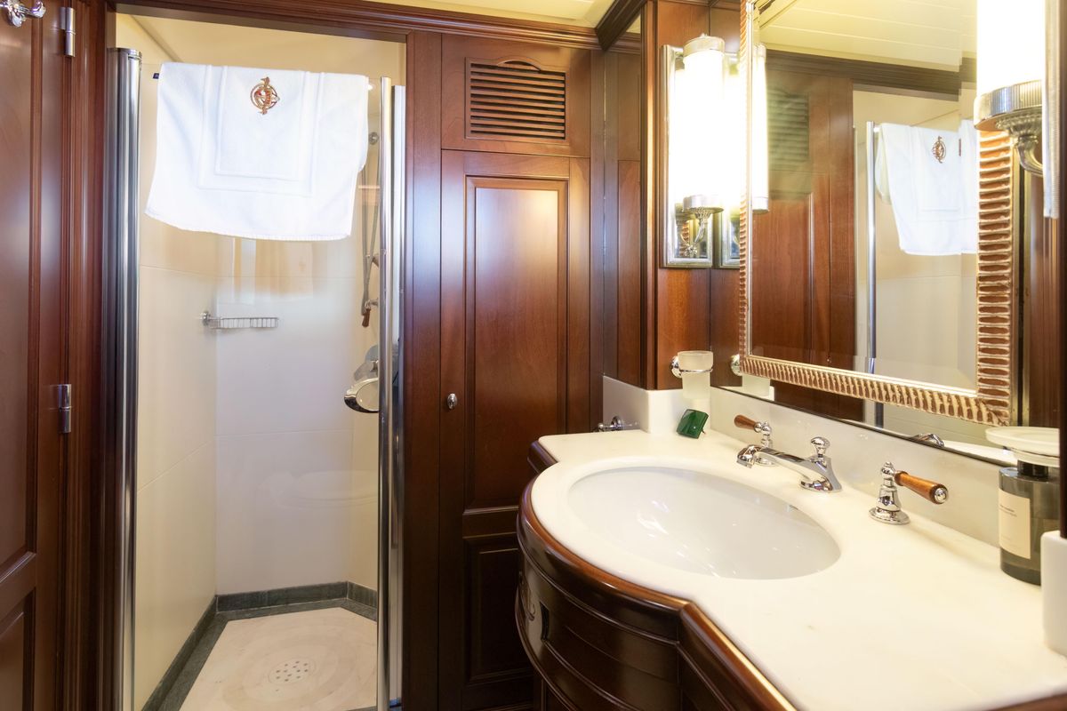 2004 Benetti 101 