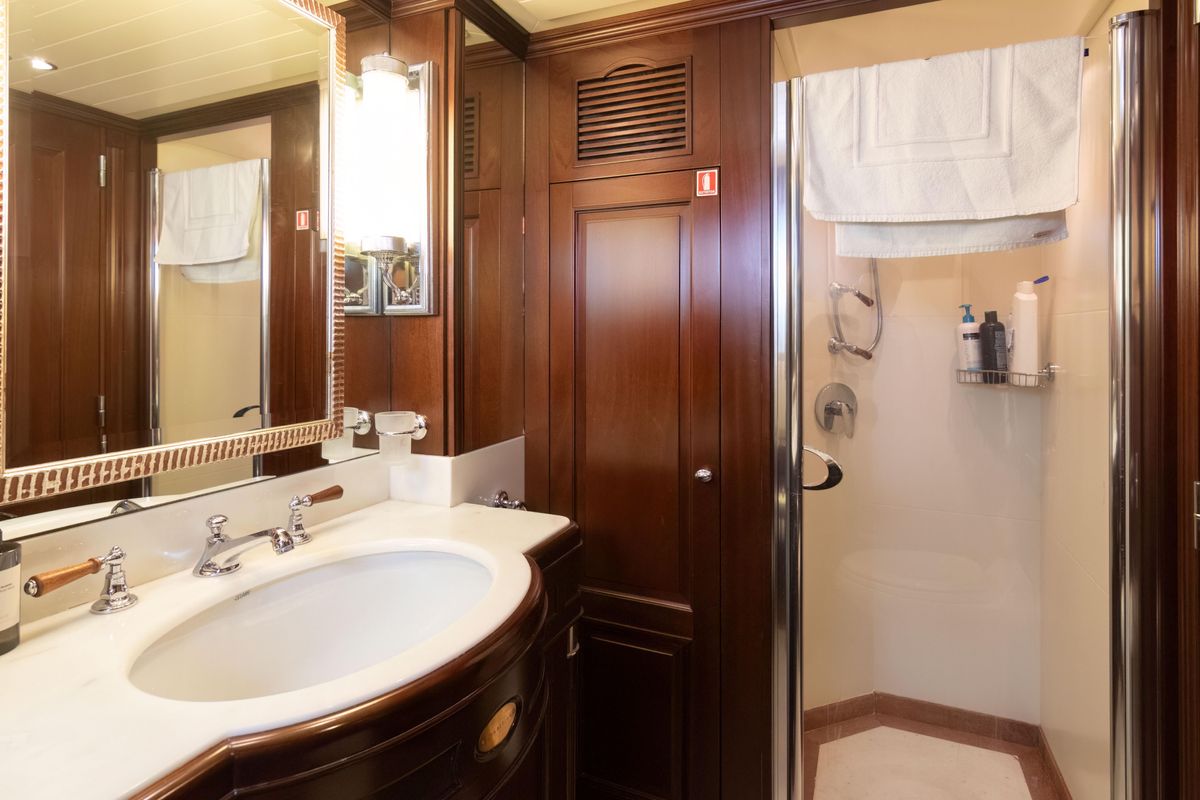 2004 Benetti 101 