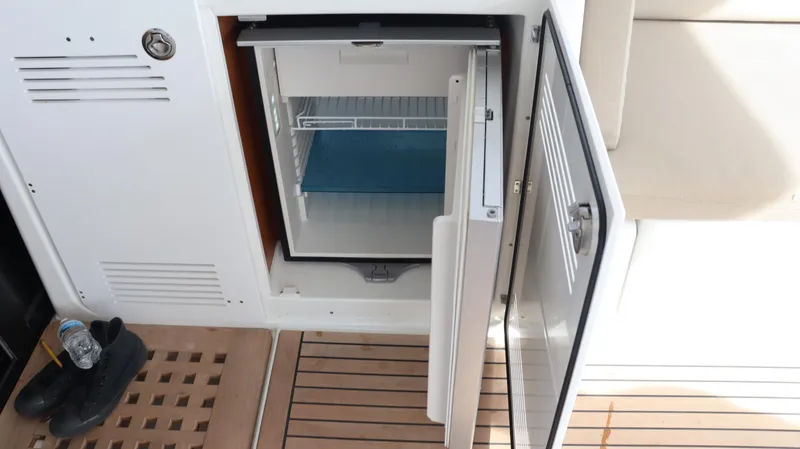 Happy Fluke Yacht Photos Pics Happy Fluke - Cockpit Fridge View